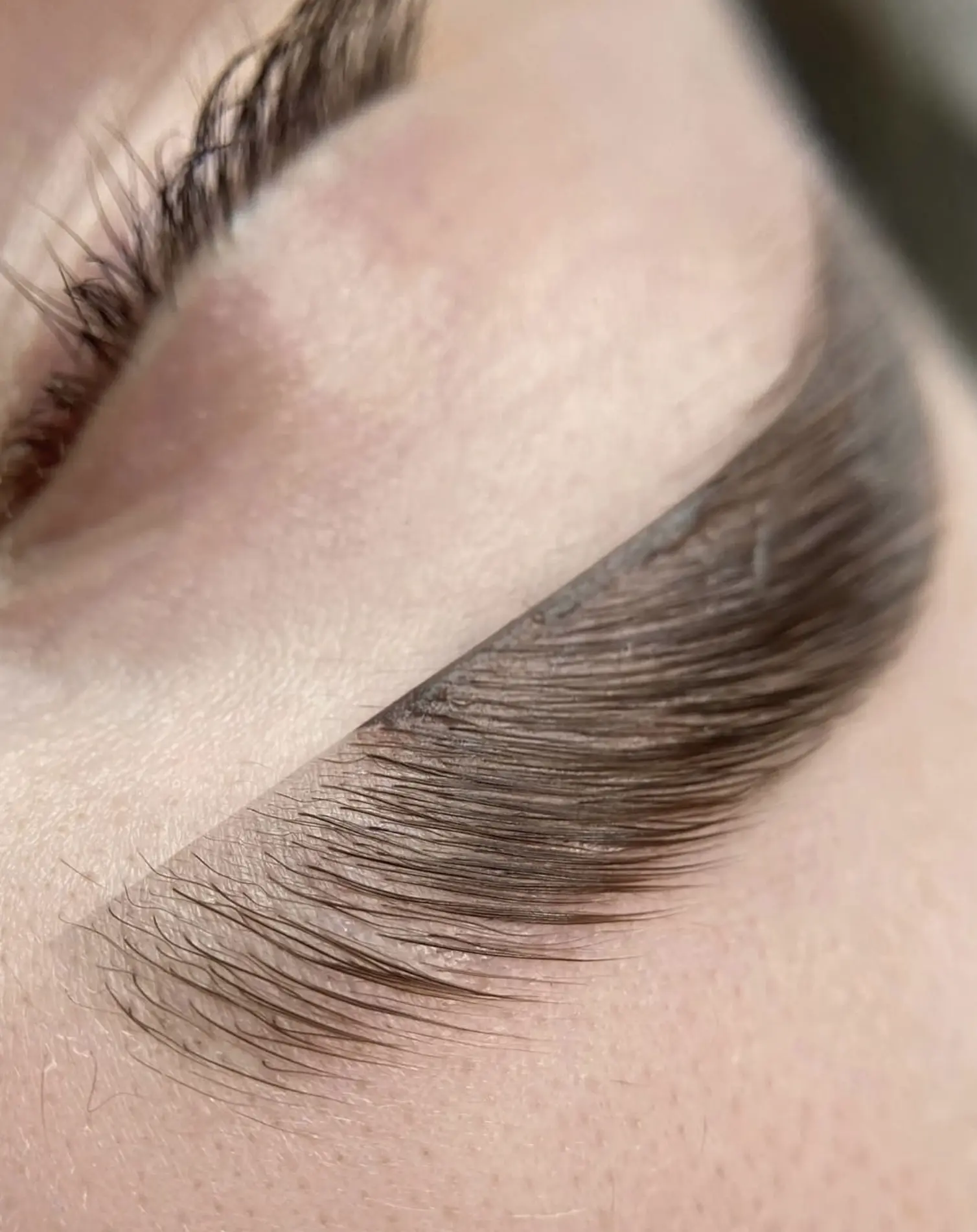 How to get eyebrows tattooed with sensitive skin?